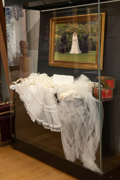 Nous tournoyons dans la nuit et nous voilà consumés par le feu, vue de l'exposition. Avec l'aimable autorisation du Treasure House of Liège Cathedral