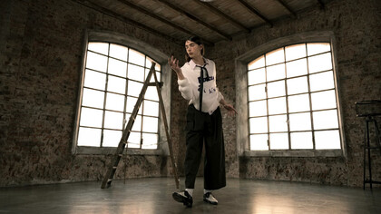 El terciopelo ha sido considerado durante siglos como uno de los tejidos más lujosos y complejos de producir. Originario de ciudades italianas como Lucca, Florencia, Venecia y Génova, este tejido se caracteriza por su suavidad y brillo distintivos