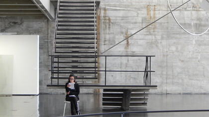 A história do Museu de Arte Moderna do Rio de Janeiro começa em 1948, fruto da iniciativa de um grupo de intelectuais, artistas e empresários que acreditavam na força transformadora da arte. Inspirados pelos movimentos modernos que ganhavam espaço no Brasil e no mundo, eles idealizaram um museu que fosse mais do que um espaço expositivo — um centro de pensamento, experimentação e educação artística