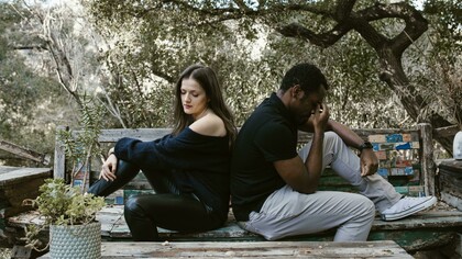 Não se sabe a origem da expressão, mas ela significa, de forma simples, “uma pessoa que parece ter a habilidade de atrair parceiro(a)s problemático(a)s, irresponsáveis ou emocionalmente instáveis. O principal problema dessa expressão é principalmente o fato de responsabilizar o indivíduo pelo seu “dedo podre” e não responsabilizar as atitudes do “parceiro errado” que a pessoa escolheu