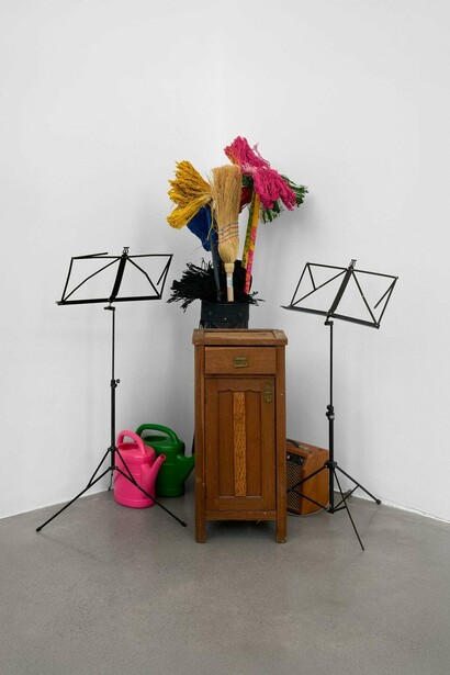 Abraham Cruzvillegas, Splitogetherness: another groove, exhibition view. Courtesy of Galerie Thomas Schulte