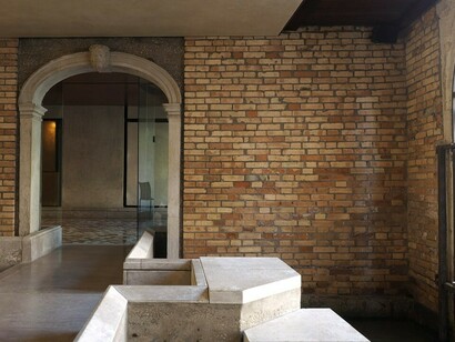 The corridor blurs the border between the inside space and the outside environment © Nga Nguyen
