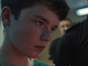 Cena da série Adolescência. Sem tecer comentários sobre o brilhante roteiro e a estratégia utilizada, fragmentada por visões de distintas partes involucradas na trama, quero destacar que a filmagem simples, com personagens psicologicamente densos, tornou a série esse fenómeno. Ao assistir pensamos: isso poderia passar com qualquer um de nós. Afinal, na série os personagens não são vilões ou heróis; são adolescentes de 13 anos como quaisquer outros, uma família comum e uma escola com sua complexa realidade atual