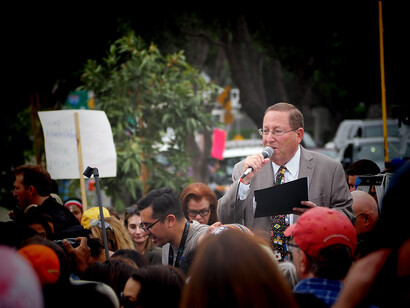 L.A. City Councilman Paul Koretz speaks at Westwood immigration protest, 2018