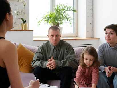 Parents and child participating in therapy, highlighting the importance of emotional support in managing children's stress