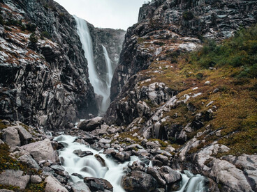 Dans le contexte de la philosophie analytique, cette image incarne l’idée que les dispositions sont des propriétés qui permettent à la nature d’être stable tout en restant ouverte à l’émergence
