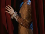 Os aristocratas usavam o teatro para debochar de seus velhos inimigos. Linguagem chula e de baixo calão eram incentivadas pelo próprio rei. Durante o período da restauração, os atores conseguiram uma grande ascensão social. Antes desta época, artistas eram de modo geral figuras marginalizadas pela sociedade. Entretanto, durante esse momento pela primeira vez alguns deles começaram a desfrutar do status de grandes celebridades dentro da cultura popular, tradição que persiste até os dias de hoje nas imagens das grandes estrelas de cinema