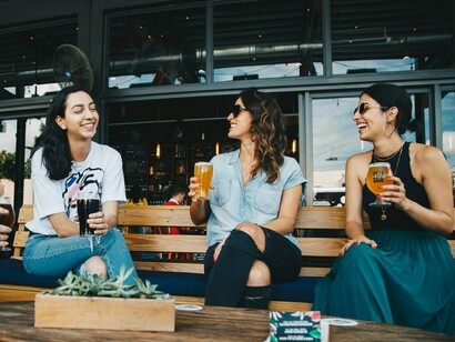Amigas conversando. O músculo rosado habitante da cavidade oral, úmido e delicioso, percorre a morfologia do corpo, criando neologismos, numa sagarana artística que a língua é capaz de ousar em íntimas minúcias