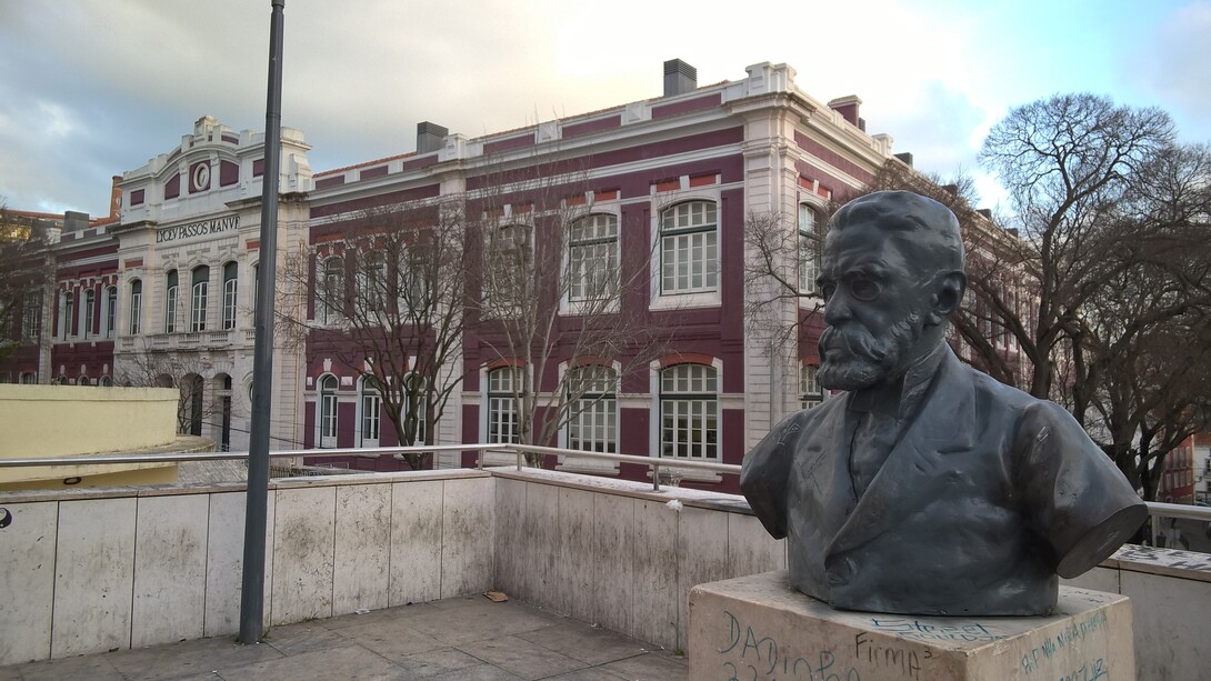 Busto de Machado de Assis em Lisboa. Para quem não conhece a obra, Brás Cubas após sua morte reflete sobre sua vida. Apesar do enredo simples, os comentários geniais de Machado de Assis sobre situações comuns tornam o livro essencial. Quando narra, em sua infância o desprezo com que o menino tratava os negros, denuncia o racismo; quando mostra que o relacionamento com Virgília era um capricho, denuncia o machismo