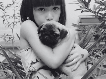 Ce lien silencieux entre une petite fille et son chien dit tout ce que les mots peinent à expliquer : attachement, confiance, fidélité