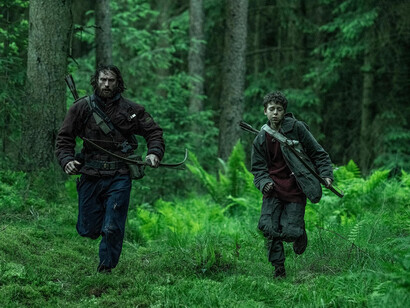 Il cast include Aaron Taylor‑Johnson, Jodie Comer, Alfie Williams (nelle vesti di Spike) e Ralph Fiennes come Dr. Kelson. Aaron Taylor-Johnson e Alfie Williams in una scena del film 