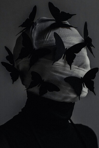 Fondato ufficialmente con il Manifesto del Surrealismo di André Breton nel 1924, il movimento ha avuto radici nel Dadaismo e nella psicoanalisi freudiana