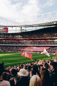 Une foule de personnes dans un stade