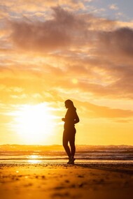 Coucher de soleil sur la mer. Toute expérience présuppose la rencontre, la détermination, la fuite, l'incertitude