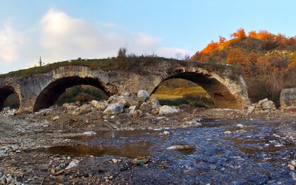 Il Ponte delle Chianche, situato al confine del territorio beneventano lungo l’antica via Traiana, è un ponte romano a schiena d’asino con cinque arcate, oggi parzialmente crollato e in parte nascosto dalla vegetazione, Benevento, Italia 