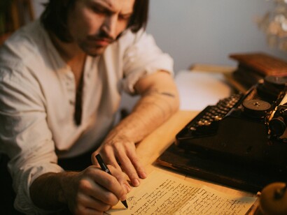 A estrutura diz respeito à composição do texto, suas partes e como elas se articulam. Ao contrário do que ocorre com relação ao conteúdo, a estrutura do miniconto é bem diferente da do conto. Isso se deve à sua pequena extensão 
