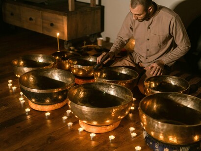 A linguagem da poesia tem uma configuração especial, o que a torna intraduzível. Quando dizemos que a poesia é intraduzível, não estamos afirmando que ela não possa ser traduzida para uma outra língua, ela é intraduzível mesmo dentro da própria língua. Isso porque na poesia a linguagem verbal está associada ao ritmo, à sonoridade das palavras e às imagens sugeridas por elas