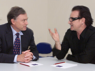Paul David Hewson (Bono) parle avec le directeur général du FMI, Horst Köhler (qui deviendra plus tard président de l'Allemagne), et discute de l'allégement de la dette au Centre des congrès de Prague, le 25 septembre 2000