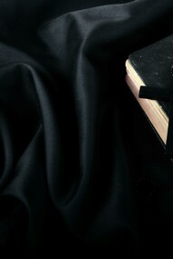 Em primeiro lugar, quando um Papa evolui a óbito, é preciso a confirmação da morte. Para isso, o Cardeal Camerlengo, considerado o “vice-papa”, neste caso o Cardeal Kevin Farrel, precisa se certificar que o Papa realmente está morto. Para isso, ele chama o Santo Padre pelo nome de batismo por três vezes. Neste caso, o cardeal chamou pelo nome de Jorge (o nome de batismo do Papa Francisco é Jorge Mário Bergoglio). Não havendo resposta, o cardeal então anuncia o falecimento do sumo pontífice, em primeiro lugar aos cardeais mais próximos, em seguida anuncia para o mundo, via meios de comunicação (TV, Rádio e internet)