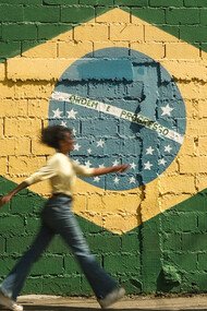 Arte urbana mostra a bandeira do Brasil