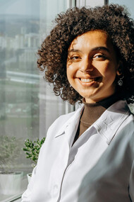 A inteligência emocional proporciona autoconsciência, empatia e resiliência. Essas habilidades são fundamentais para equilibrar emoções, melhorar relacionamentos e enfrentar desafios pessoais e profissionais