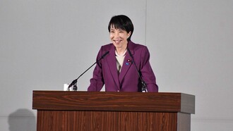 Sanae Takaichi si presenta come la leader della continuità conservatrice, erede dell’agenda nazionalista di Shinzo Abe. In copertina Sanae Takaichi durante un discorso a Nagoya, Giappone, settembre 2025