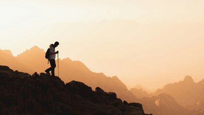Uniquement mené par la force de ses jambes, le voyageur dévale les collines chiliennes, cherchant à percer les mystères du pays, à trouver enfin sa paix intérieure