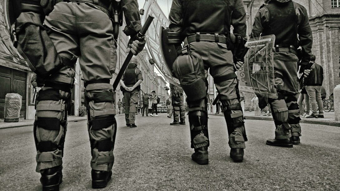 Gruppo di agenti di polizia in divisa antisommossa