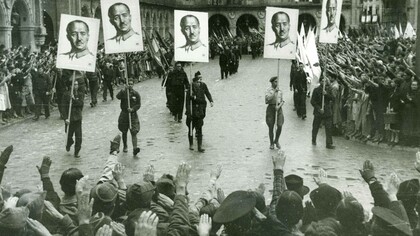 Parata franchista nella Plaza Mayor di Salamanca per celebrare la presa di Gijón, 1937