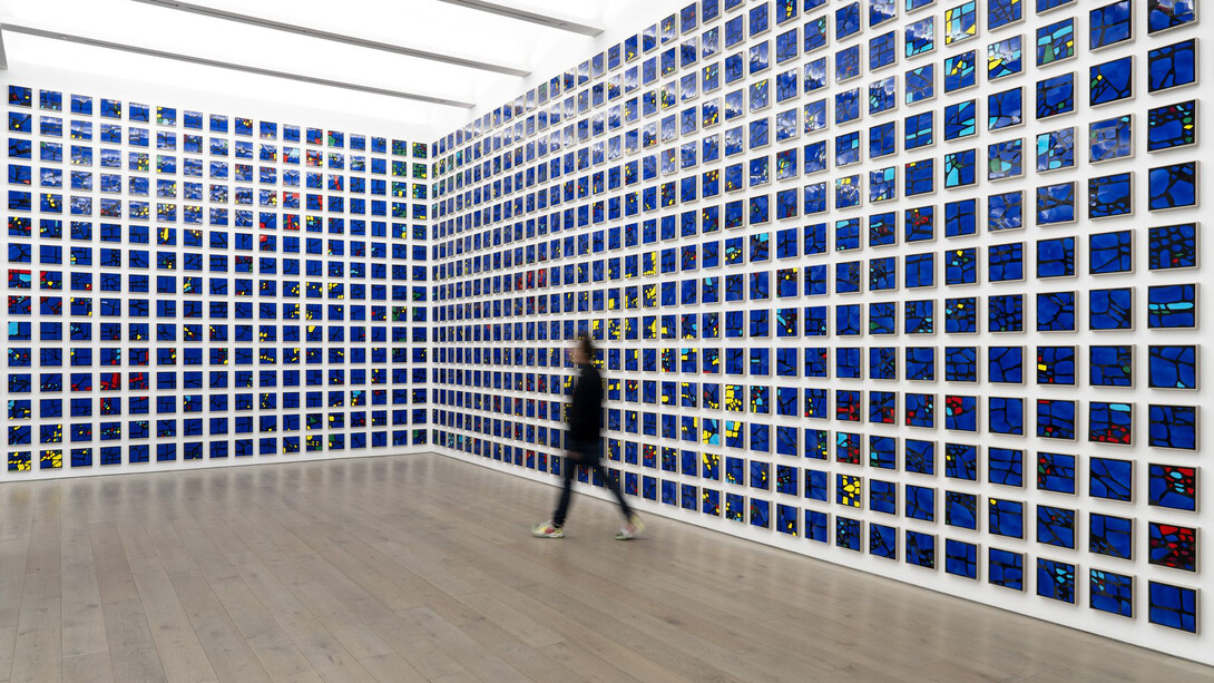 Gregor Hildebrandt, Blau im gedächtnis (Blue in memoriam), exhibition view. Courtesy of Perrotin 