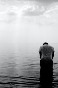 Persona in riva al mare. Ero dentro e fuori, contemporaneamente incantato e respinto dall’inesauribile varietà della vita