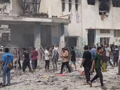 Excavadoras y obreros cavaron cerca de 100 tumbas en un cementerio de Minab, Irán, antes del funeral de las niñas y profesores fallecidos en un ataque aéreo contra una escuela el 28 de febrero. Minab, Irán