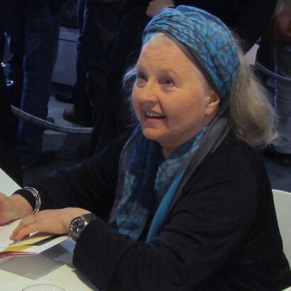L'attrice Hanna Schygulla firma la sua autobiografia "Wach auf und träume" ("Svegliati e sogna") alla Fiera del Libro di Francoforte 2013, allo stand del Blauen Sofa