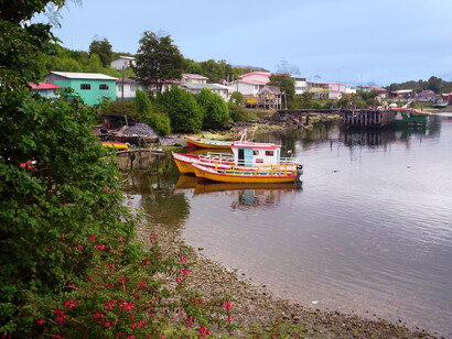 Por más de 6.000 años estos canales y sus costas han sido recorridos por indígenas Kawesquar, nómades canoeros . La aldea de Puerto Edén (con unos 300 habitantes) se encuentra en el Canal Messier. Región Magallanes y de la Antártica, 2006, Chile