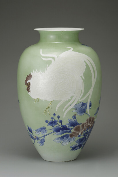 Miyagawa Kozan I, Large vase with rooster design in white relief, late Meiji Era (late 19th century–early 20th century). Courtesy of Yokohama Museum of Art