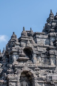 Borobudur:  es el templo budista más grande del mundo y es una de las visitas indispensables en un viaje a Indonesia. Se encuentra en el centro de la isla de Java, muy cerca de la ciudad de Yogyakarta, capital cultural del país