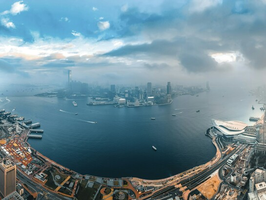 Uma estratégia global moderna não consiste em estar presente em todos os lugares, mas em ser relevante onde realmente importa. Este artigo explora os principais pilares da estratégia global de negócios, com foco na seleção de mercados, nos modelos operacionais, na inteligência regulatória, no desenho da cadeia de valor e no alinhamento da liderança