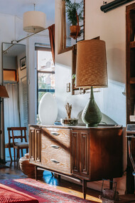 Interno di una casa con dettagli di dischi musicali e locandine