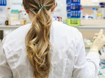 Laboratorios como Biomás recorren barrios varias veces por semana, entregan bidones y gestionan donaciones bajo la figura legal del altruismo