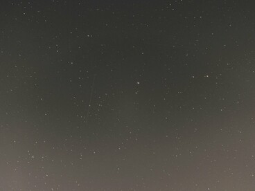 Os canais de notícias estariam divididos entre teorias de conspiração, acusações mútuas e debates entre especialistas em ovnilogia. O Twitter (perdão, X) explodiria com hashtags como #AliensWelcome e #FakeInvasion. Alguns diriam que foi Trump ou Putin. Outros culpariam os chineses