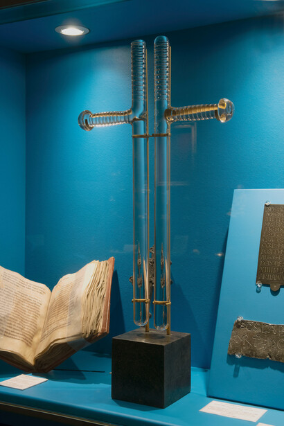 Nous tournoyons dans la nuit et nous voilà consumés par le feu, vue de l'exposition. Avec l'aimable autorisation du Treasure House of Liège Cathedral