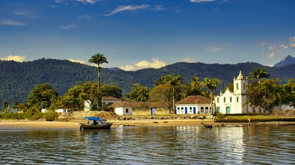 Paraty, no Rio de Janeiro. Paraty é uma cidade que consegue unir passado e presente com muita elegância. Seu centro histórico preservado é conhecido pelas ruas de pedra e casas coloniais que hoje abrigam ateliês, cafés, galerias e pequenos museus