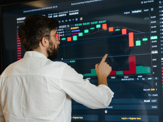 Dans le sport comme en finance, les chiffres deviennent un avantage stratégique — l’œil des analystes compte autant que celui des entraîneurs