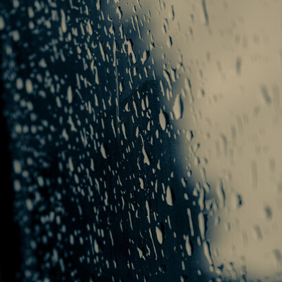 Su literatura nació en cafés europeos y cuartos solitarios, donde la nostalgia por el Perú se transformó en historias llenas de humor, ironía y emoción