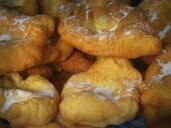 As ruas eram repletas de opções gastronômicas, mas o que mais me atraía mesmo era o cheiro da fritura oriunda da terra de Cabral – a culpa é dele -, com diversos formatos e texturas, eu me agradava mesmo com o que pra mim era básico em seu formato de flor e polvilhado com assúcar e canela, sim canela mesmo, assim o sujeito ganha ainda mais energia, e sem falar que estamos ingerindo um excelente termogênico, já pensou; pular, dançar, brincar e ainda ficar em forma em meio a tanto vuco-vuco?