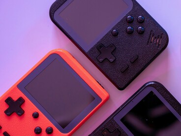 A Nintendo começou no mercado de portais durante os anos 1980, quando lançou uma série de vários aparelhos despretensiosos chamados “Game & Watch”, ao todo foram 1960 jogos disponíveis cada um vinha na memória de um aparelho diferente, entre eles estava o grande sucesso “Donkey Kong” que trazia a estreia de dois dos personagens mais populares da empresa, Mario Bros e Donkey Kong, ambos teriam suas próprias franquias de sucesso no futuro