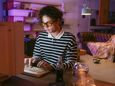 Nos anos 1990, o clima era de uma euforia quase messiânica. A internet surgia como promessa de igualdade, experimentação e liberdade, em um mundo que, no pós-Guerra Fria, buscava novas formas de circulação da informação. A Documenta X (1997) ofereceu então uma consagração breve, mas significativa, à net.art. Contudo, essa visibilidade trouxe à tona sua contradição mais aguda: um projeto que se anunciava antissistêmico dependia, paradoxalmente, das mesmas instituições e curadorias que pretendia subverter



