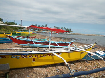 Provincia de Bataan. Limay. Muelle, a lo largo de la bahía de Manila, Sitio Ayam, costa, refinerías de petróleo, parroquia de San Roque y santuario diocesano a lo largo de la calle Rizal. Antiguo puerto de Manila, Filipinas 
