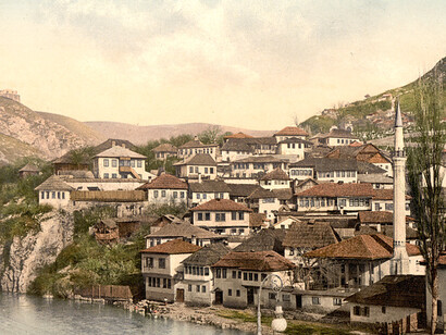 Sarajevo, olhando para Alifakovac. Cenários naturais carregam consigo muitas histórias, mas precisamos estar abertos para ouvi-las e senti-las. Eu me deparei com as Montanhas de Trebević, pela primeira vez, em um dos lugares mais marcantes de Sarajevo: em frente à majestosa Biblioteca Nacional e Universitária da Bósnia e Herzegovina


