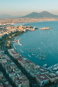 A Napoli non si è mai soli, sempre circondati di persone che chiamano, chiedono